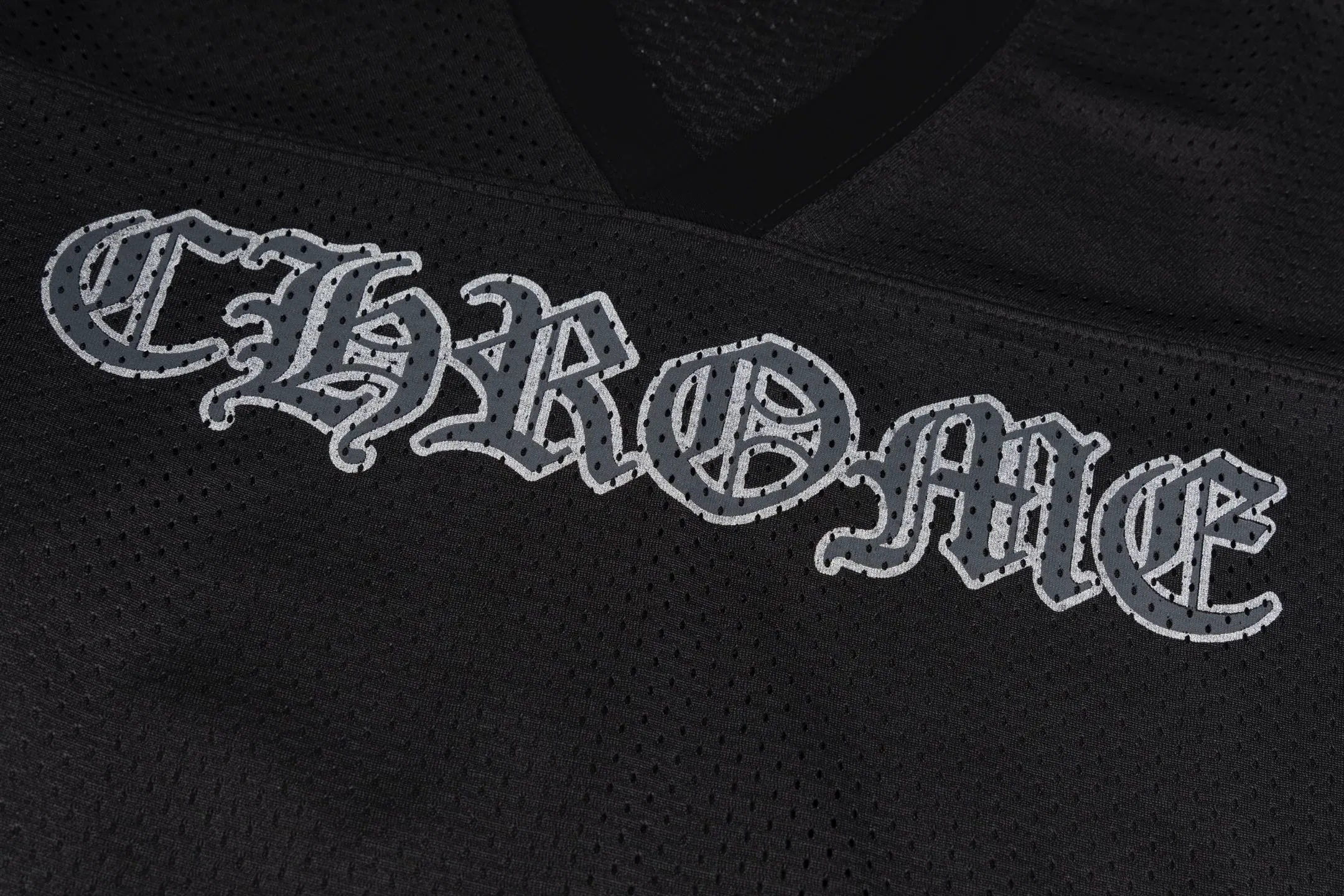 🅿️380 [Exclusive supply] CH Crow Heart Sanskrit Mesh Hockey Long Sleeve. The original version was purchased for 15,989 and developed. The fabric is made of custom weaving and dyeing technology. It is made of selected black mesh fabric, showing a unique sports style. The fabric has been specially treated to provide excellent breathability and comfort while maintaining a crisp and structured appearance. The double-layer design structure enhances the overall texture and makes the wearing experience more three-dimensional and full. The brand's iconic patterns are printed in many places, and high-precision printing technology is used to ensure that the patterns are clear and sharp. The silver printing has a glitter effect, showing charming luster changes under different lights. All printings undergo strict color difference control to ensure accurate color reproduction. The silver-plated pattern design on the sleeve arms is particularly eye-catching, showing the brand's consistent dark luxury style. In terms of details, the latest custom-woven labels are used, and the workmanship is exquisite. The overall shape is designed for both men and women, with both fashion and practicality. This T-shirt perfectly combines sports elements with high fashion craftsmanship, making it the brand's iconic street style item. Size:S/M/L